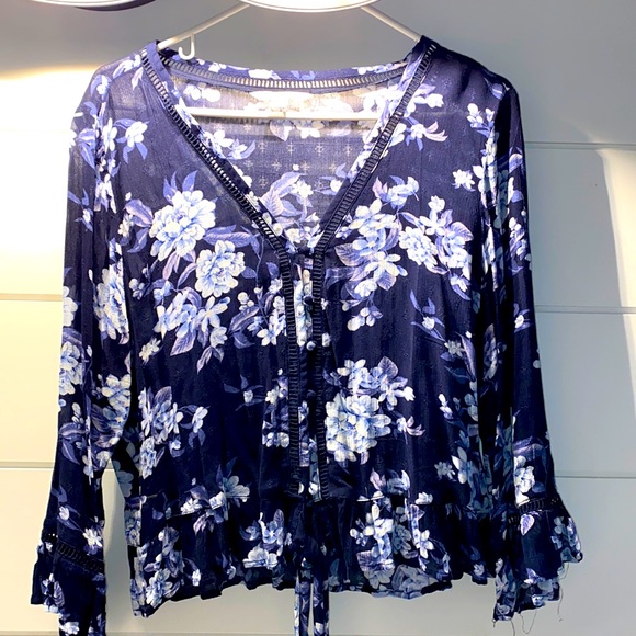 Cute Flowy American eagle Blouse 💙 - Picture 1 of 4